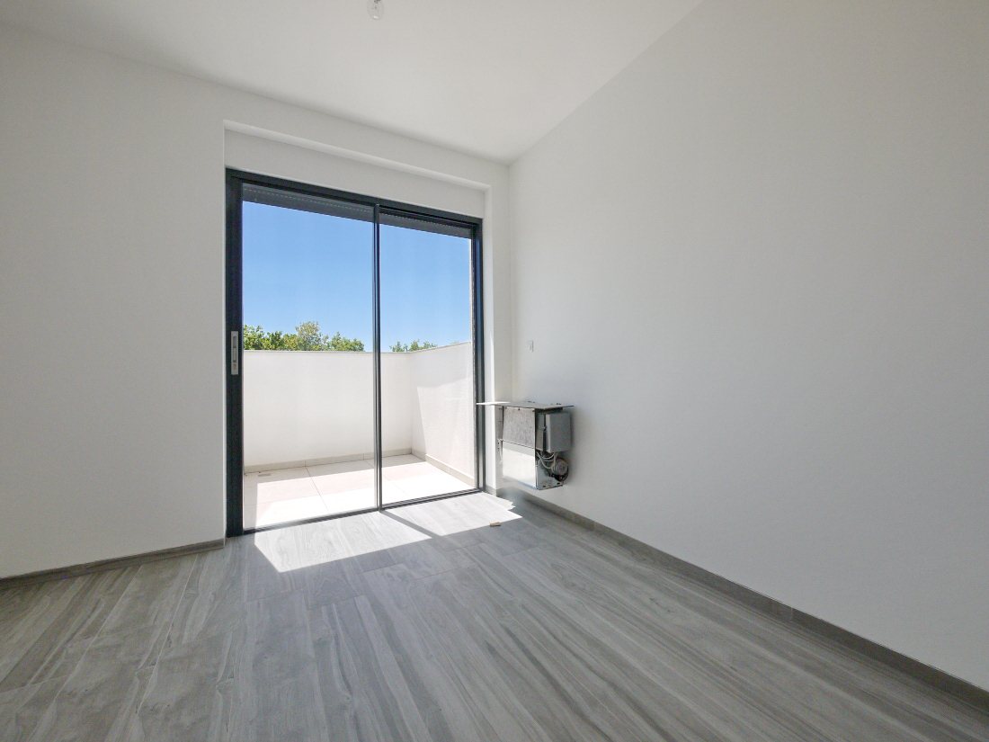 Malinska, Penthouse apartma v novi stavbi, 250 metrov od morja.