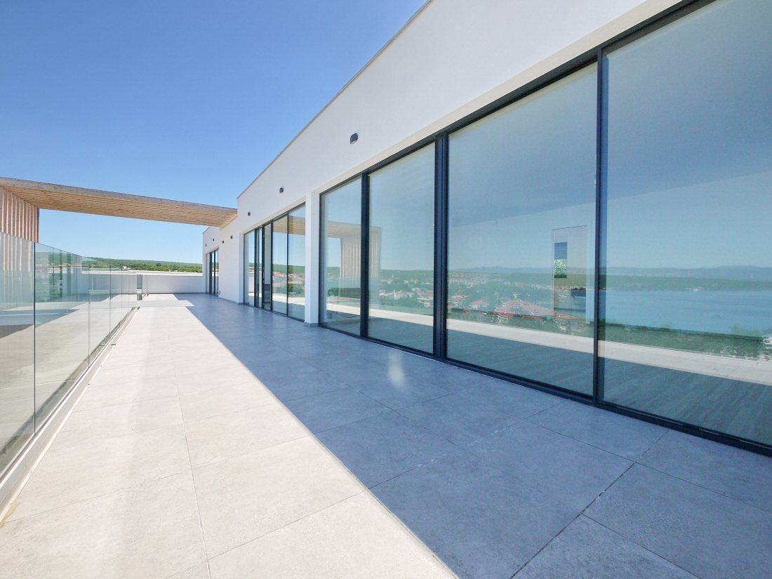 Malinska, Penthouse apartma v novi stavbi, 250 metrov od morja.