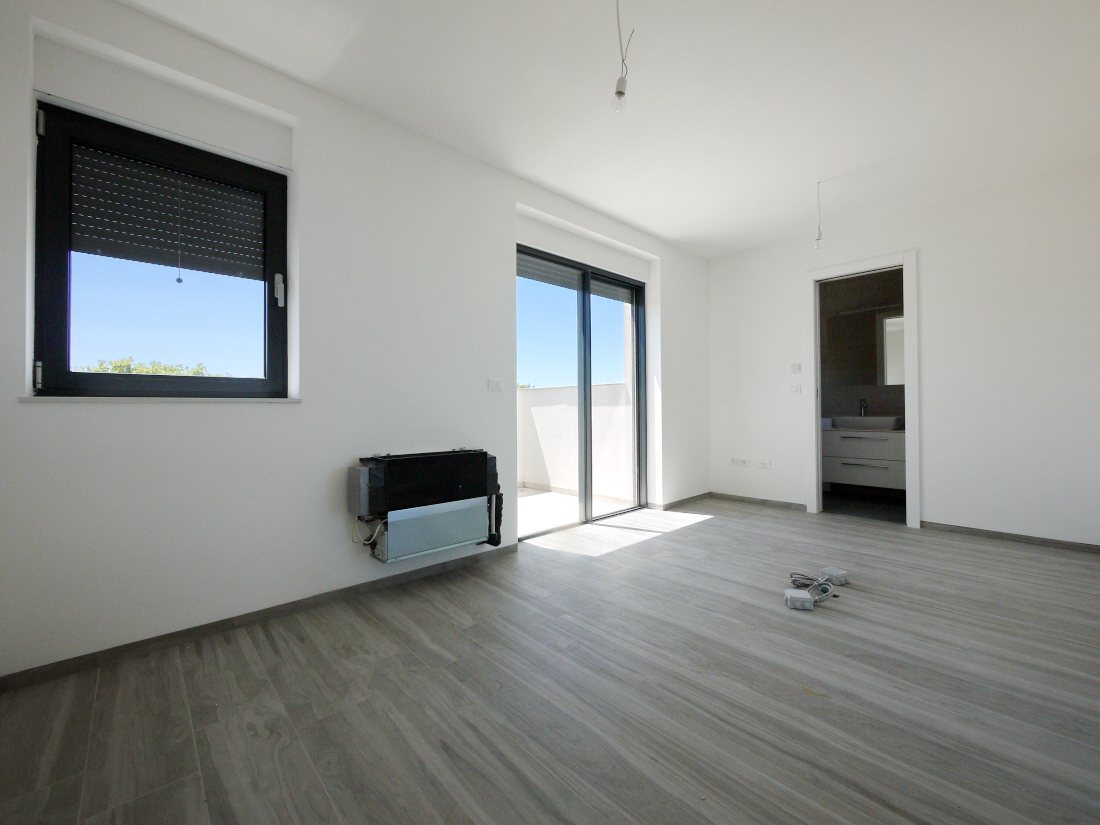 Malinska, Penthouse apartma v novi stavbi, 250 metrov od morja.