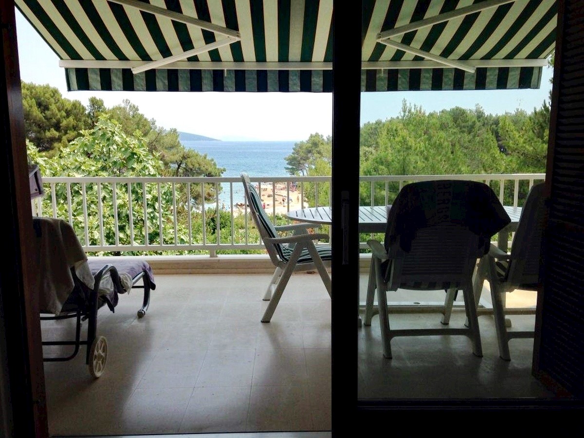 Mesto Krk, samostojna družinska hišai, prva vrsta do morja ob plaži.