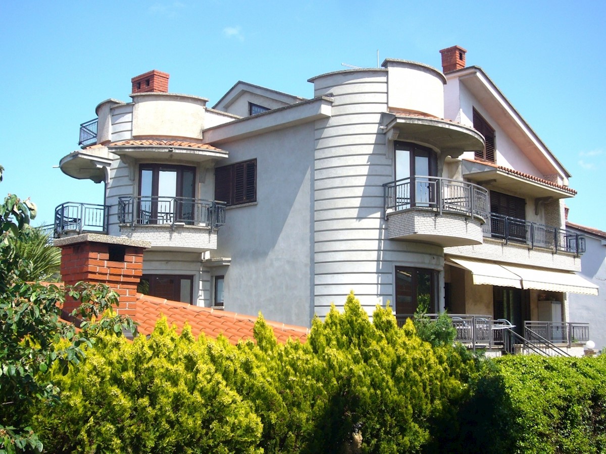 Malinska, vila z velikim vrtom blizu morja.