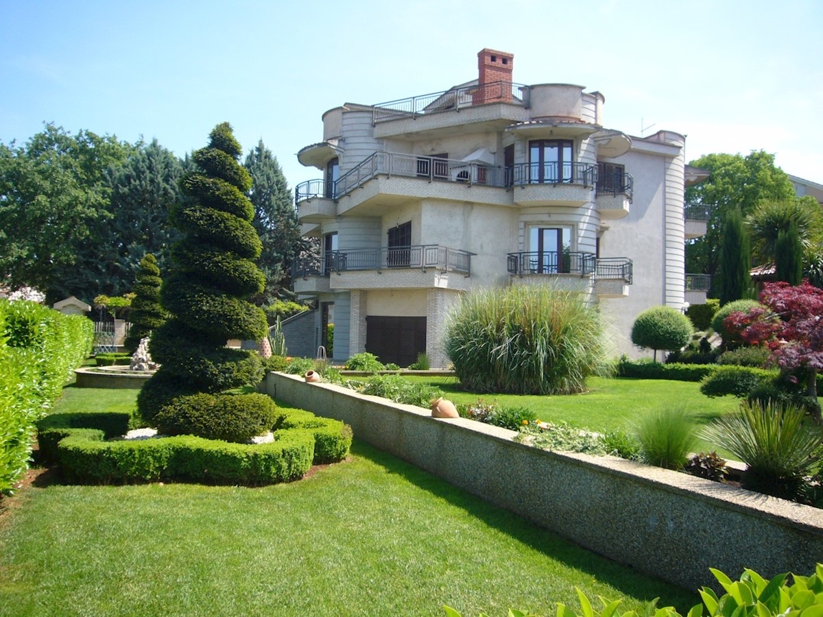 Malinska, vila z velikim vrtom blizu morja.