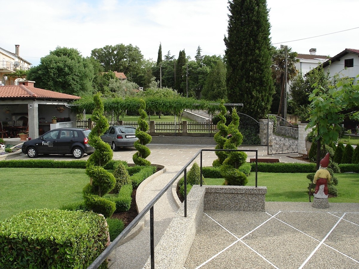 Malinska, vila z velikim vrtom blizu morja.