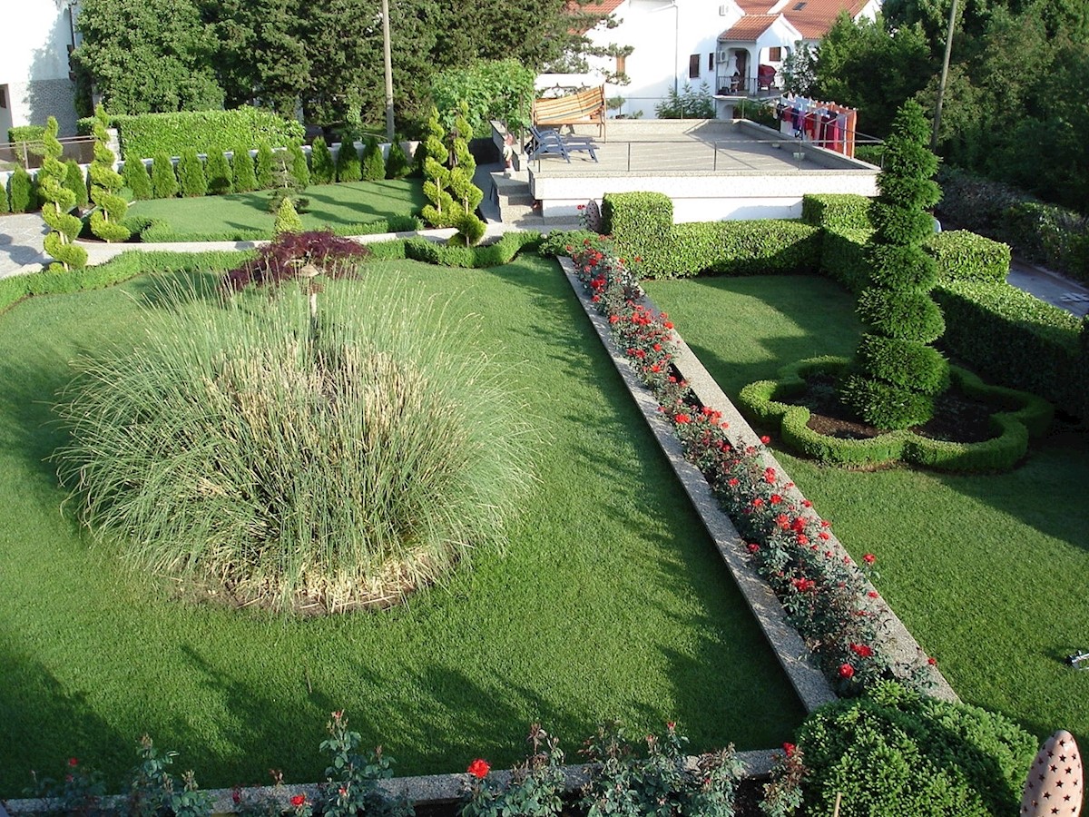 Malinska, vila z velikim vrtom blizu morja.