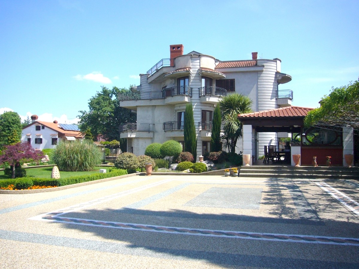 Malinska, vila z velikim vrtom blizu morja.
