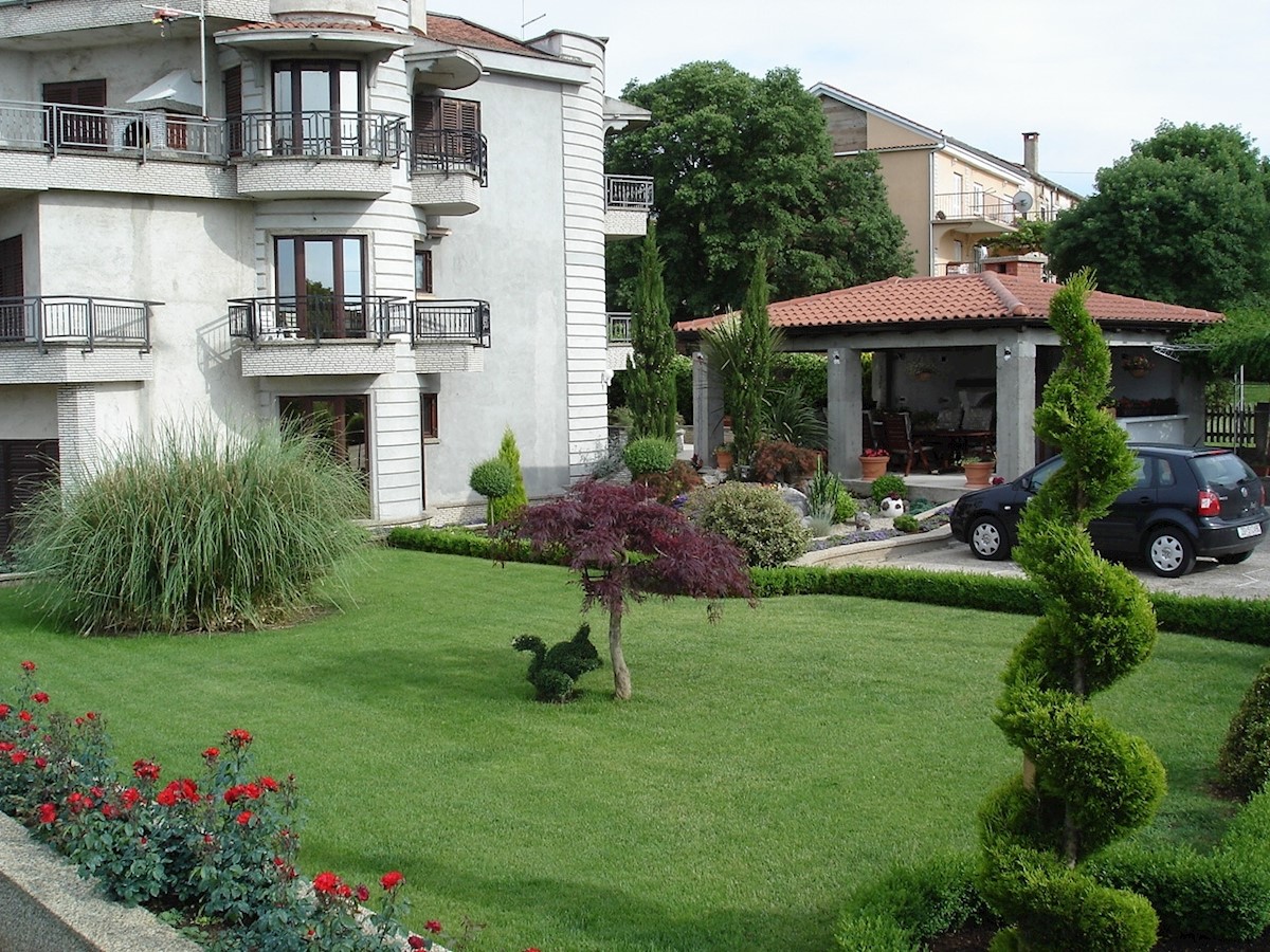 Malinska, vila z velikim vrtom blizu morja.