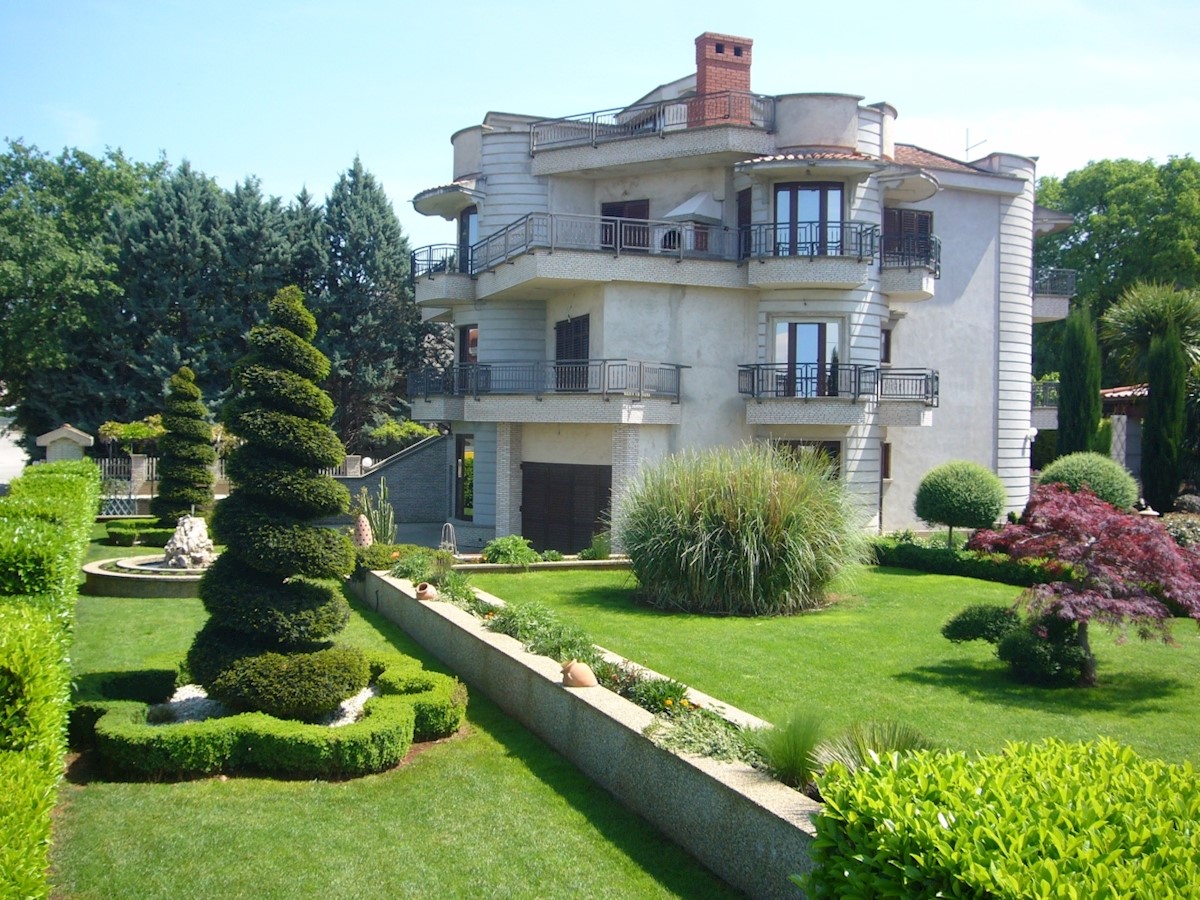 Malinska, vila z velikim vrtom blizu morja.