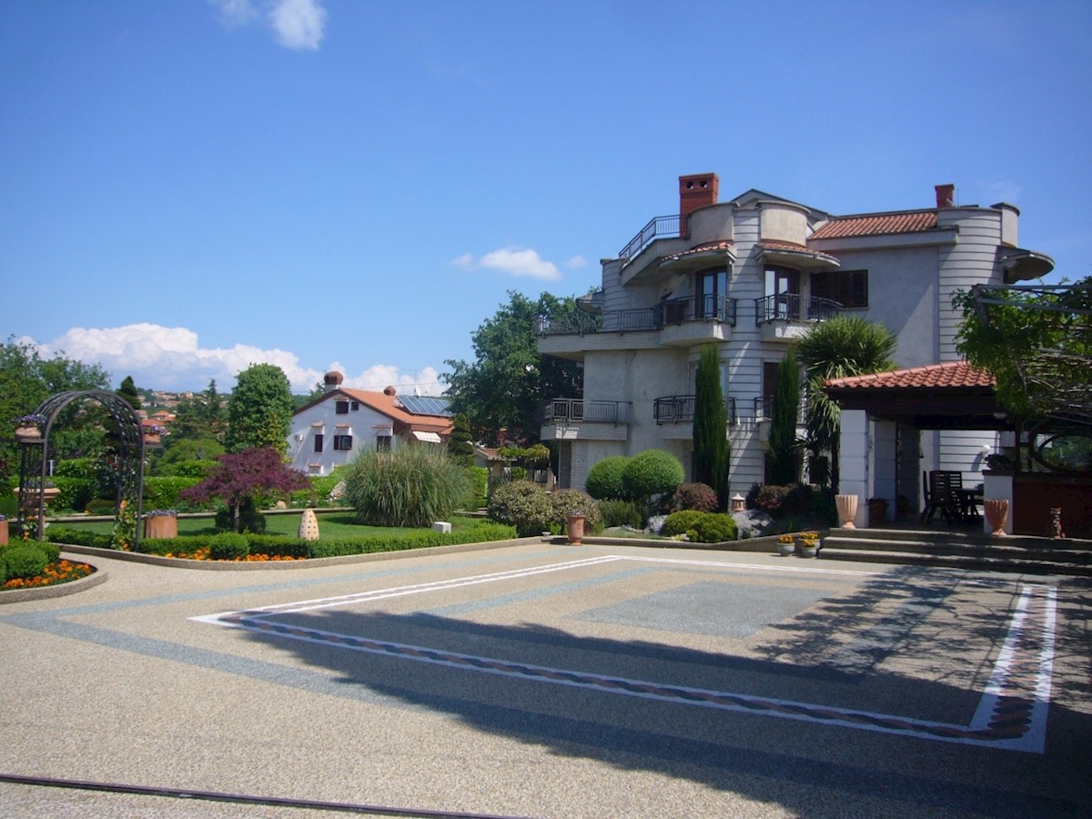 Malinska, vila z velikim vrtom blizu morja.