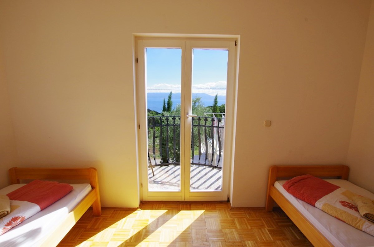 Istra, neposredna bližina Labina. Samostojna vila z devetimi apartmaji, bazenom, 1500 metrov od morja.