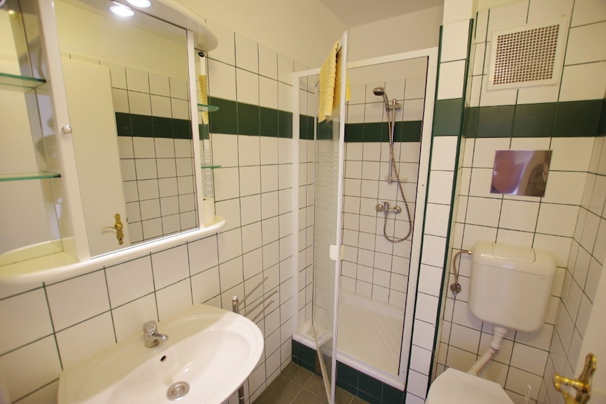 Istra, neposredna bližina Labina. Samostojna vila z devetimi apartmaji, bazenom, 1500 metrov od morja.