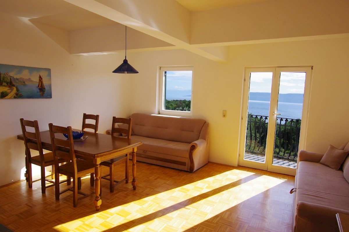 Istra, neposredna bližina Labina. Samostojna vila z devetimi apartmaji, bazenom, 1500 metrov od morja.