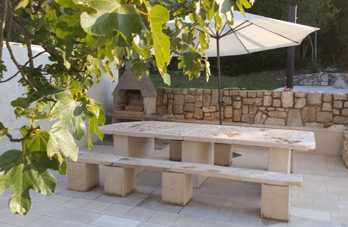 Istra, neposredna bližina Labina. Samostojna vila z devetimi apartmaji, bazenom, 1500 metrov od morja.