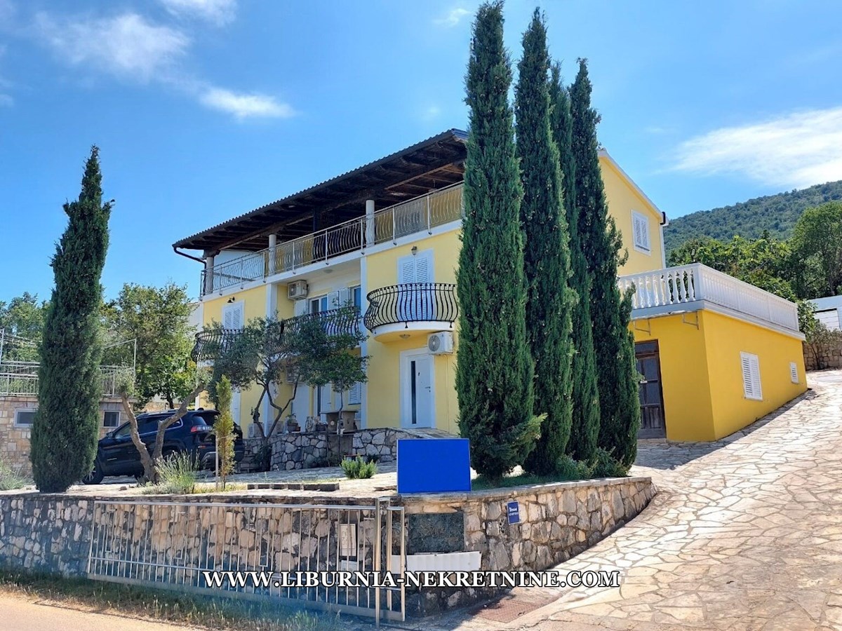 Istra, neposredna bližina Labina. Samostojna vila z devetimi apartmaji, bazenom, 1500 metrov od morja.