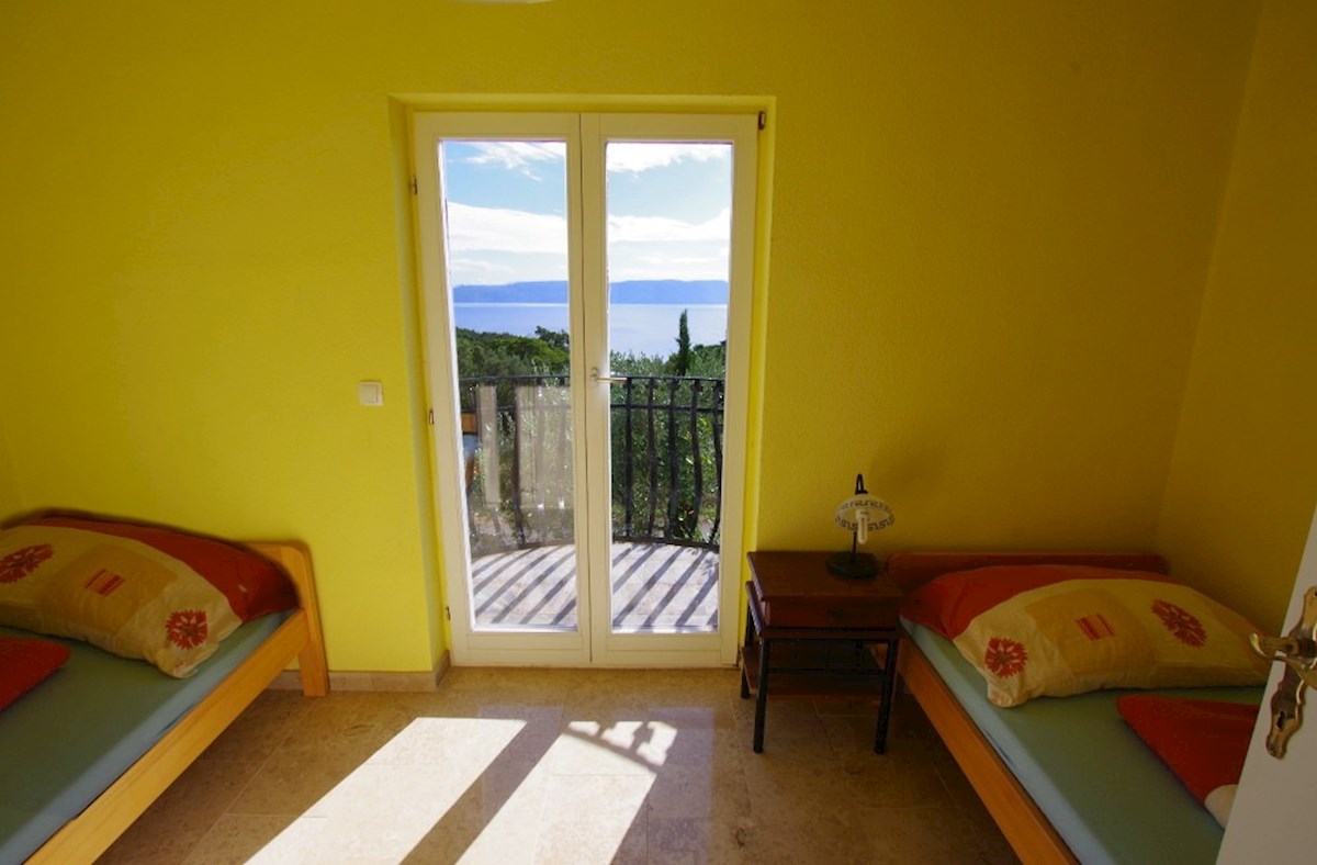 Istra, neposredna bližina Labina. Samostojna vila z devetimi apartmaji, bazenom, 1500 metrov od morja.