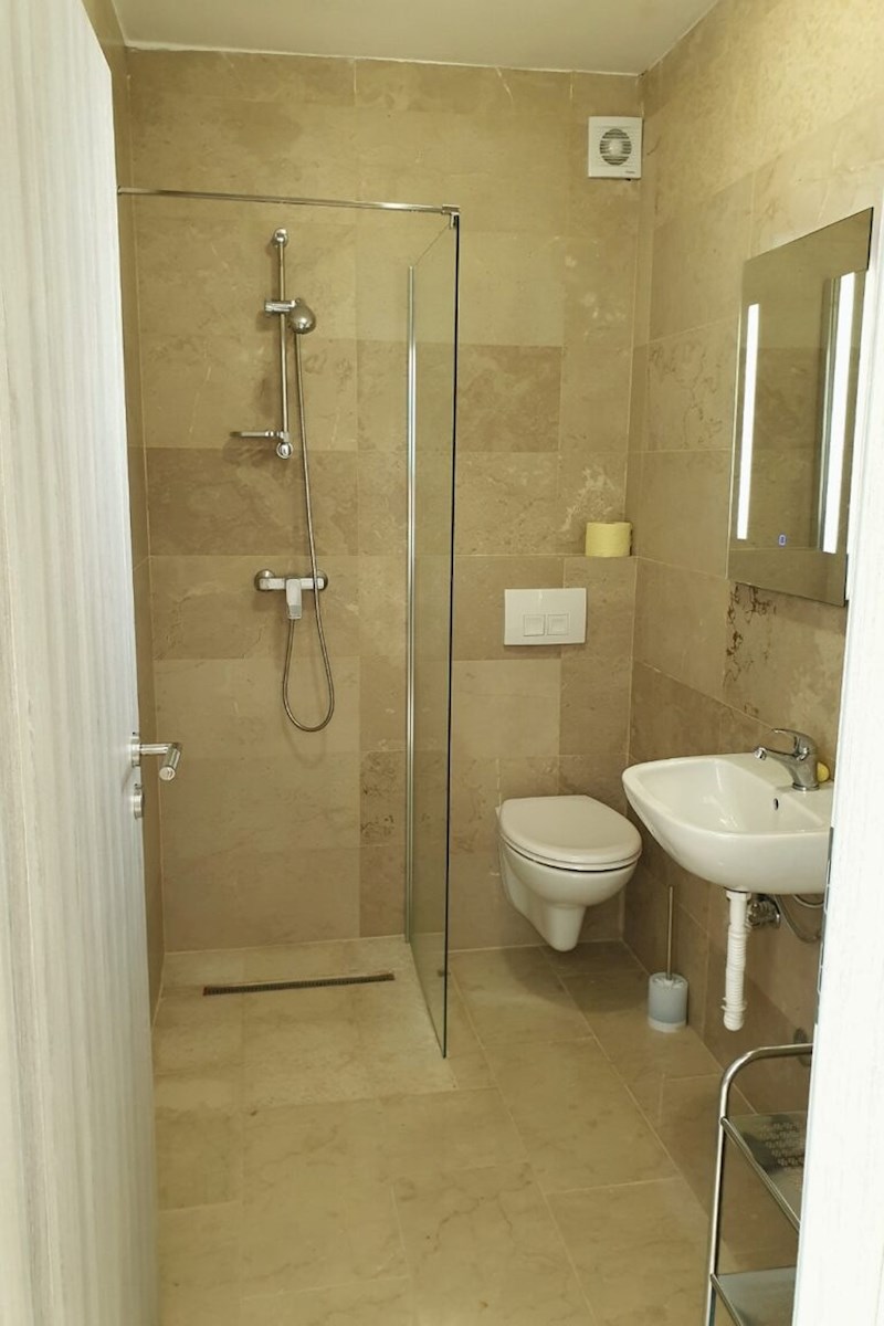 Istra, neposredna bližina Labina. Samostojna vila z devetimi apartmaji, bazenom, 1500 metrov od morja.
