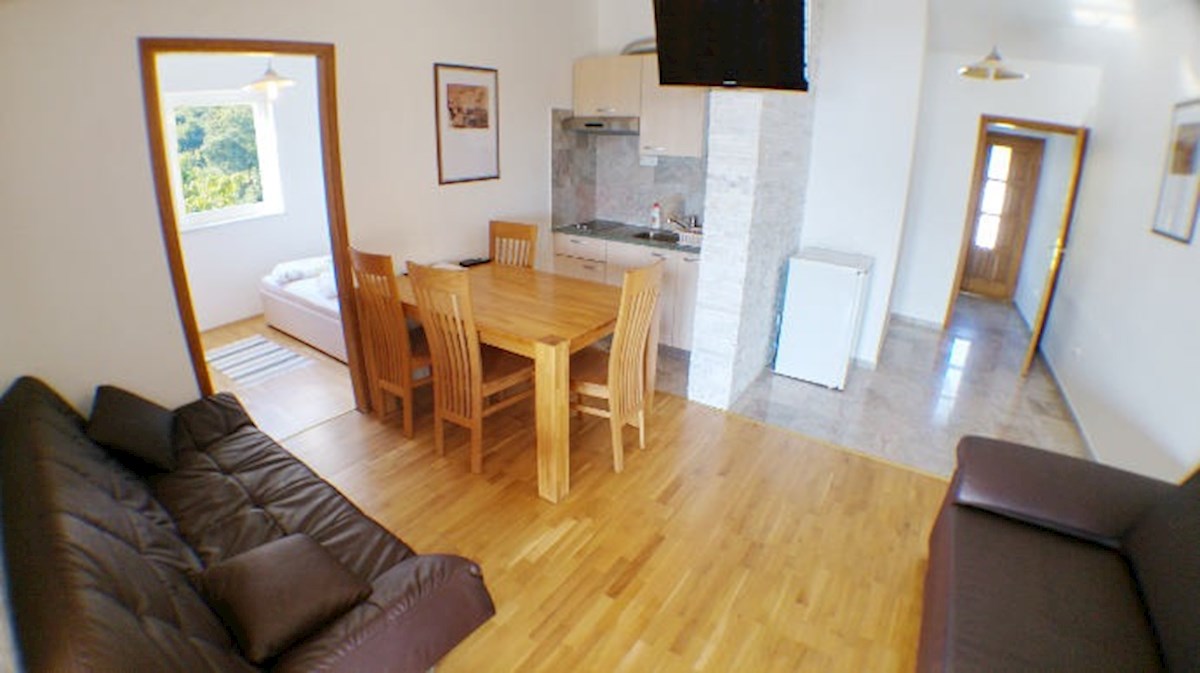 Istra, neposredna bližina Labina. Samostojna vila z devetimi apartmaji, bazenom, 1500 metrov od morja.