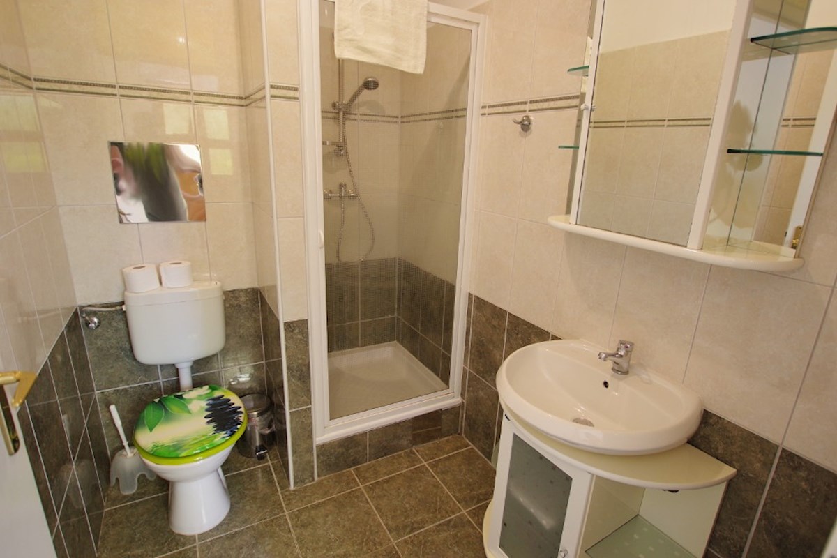 Istra, neposredna bližina Labina. Samostojna vila z devetimi apartmaji, bazenom, 1500 metrov od morja.