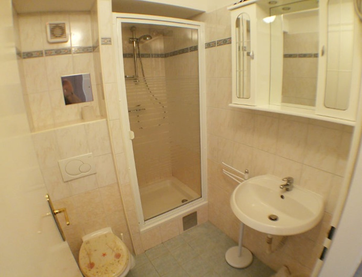 Istra, neposredna bližina Labina. Samostojna vila z devetimi apartmaji, bazenom, 1500 metrov od morja.
