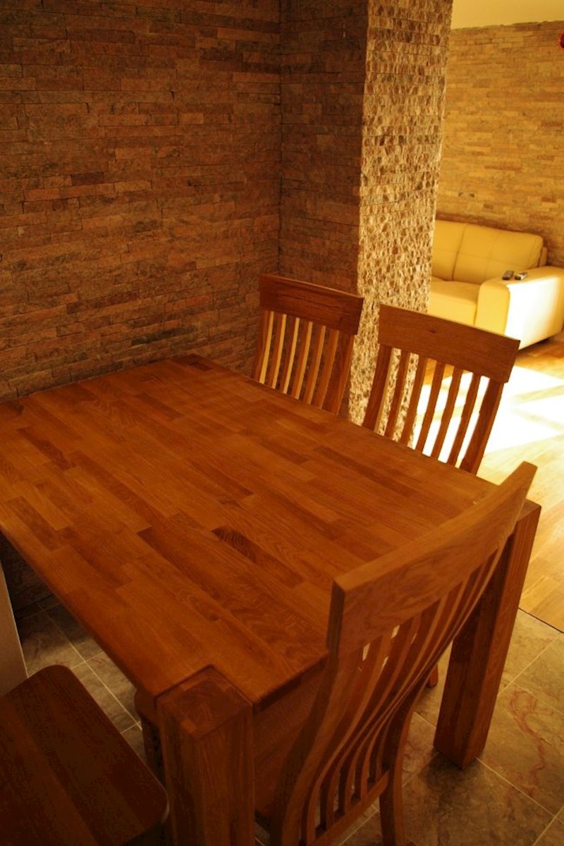 Istra, neposredna bližina Labina. Samostojna vila z devetimi apartmaji, bazenom, 1500 metrov od morja.
