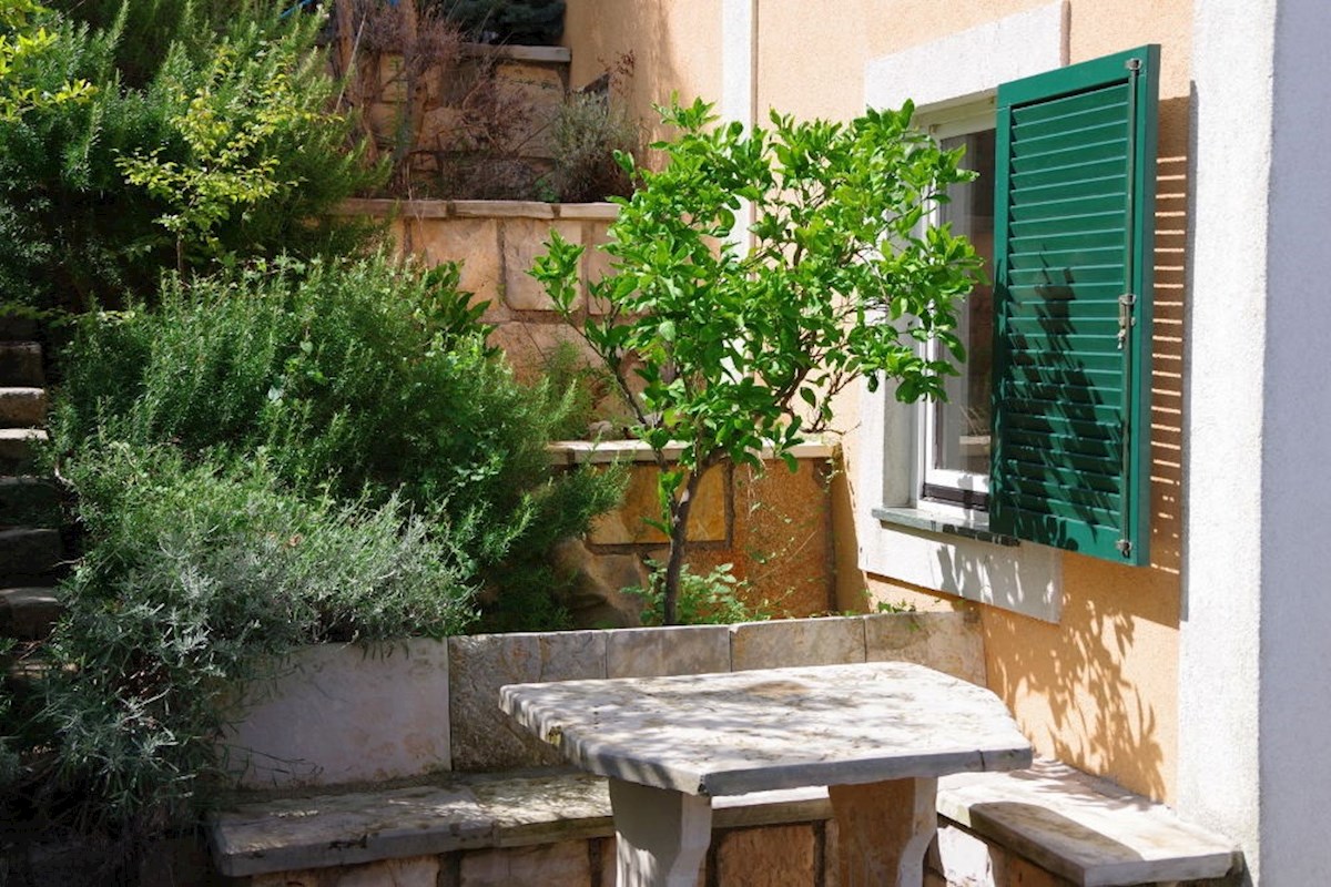 Istra, neposredna bližina Labina. Samostojna vila z devetimi apartmaji, bazenom, 1500 metrov od morja.