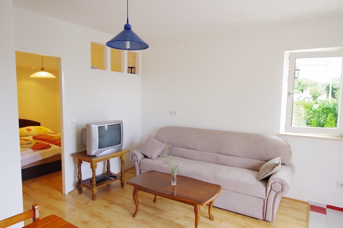 Istra, neposredna bližina Labina. Samostojna vila z devetimi apartmaji, bazenom, 1500 metrov od morja.