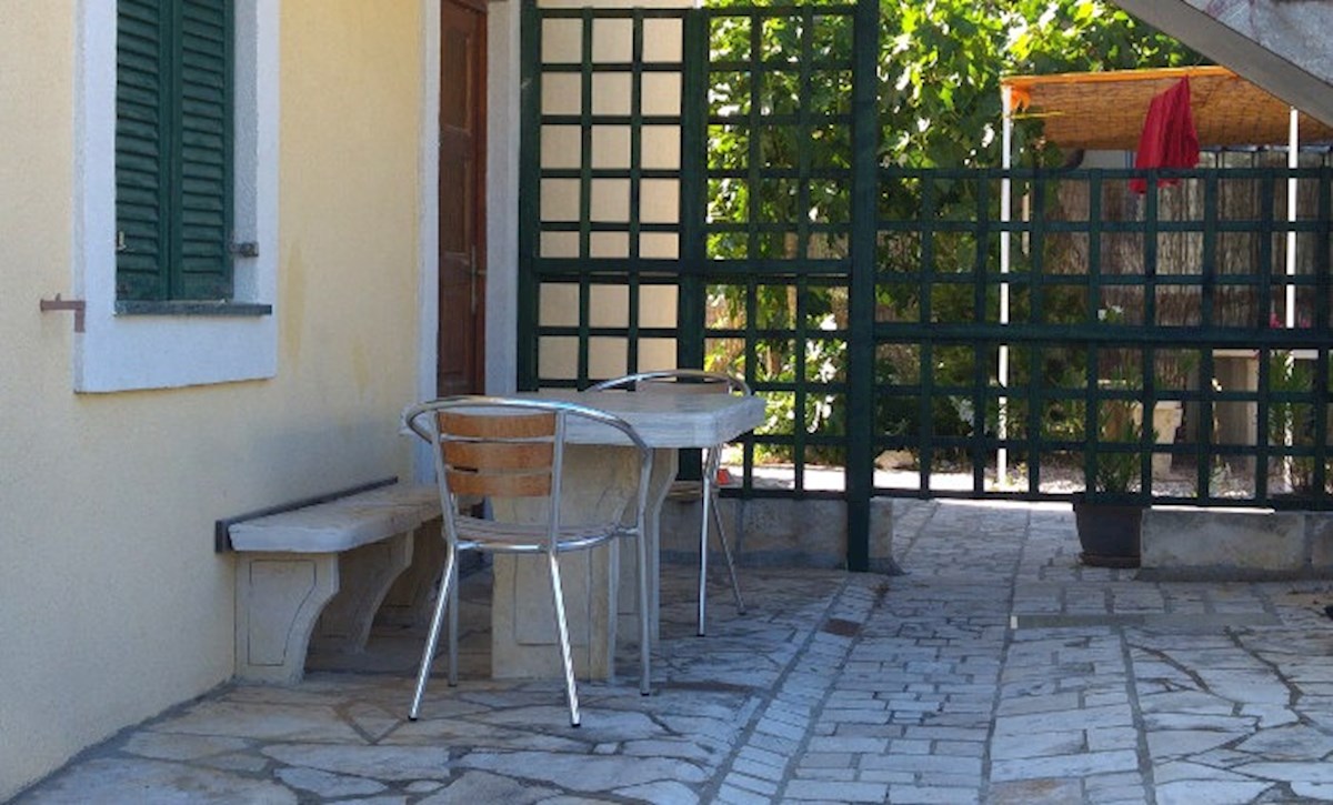 Istra, neposredna bližina Labina. Samostojna vila z devetimi apartmaji, bazenom, 1500 metrov od morja.