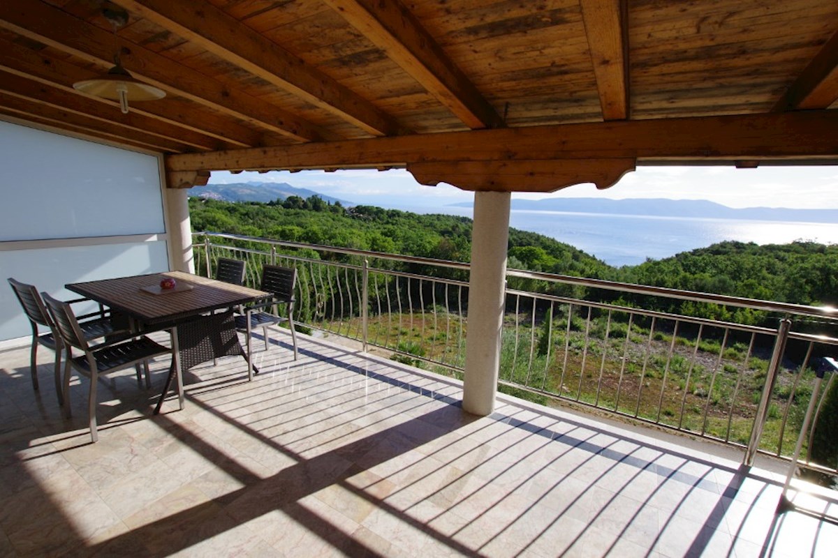Istra, neposredna bližina Labina. Samostojna vila z devetimi apartmaji, bazenom, 1500 metrov od morja.