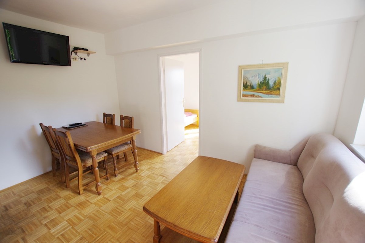 Istra, neposredna bližina Labina. Samostojna vila z devetimi apartmaji, bazenom, 1500 metrov od morja.