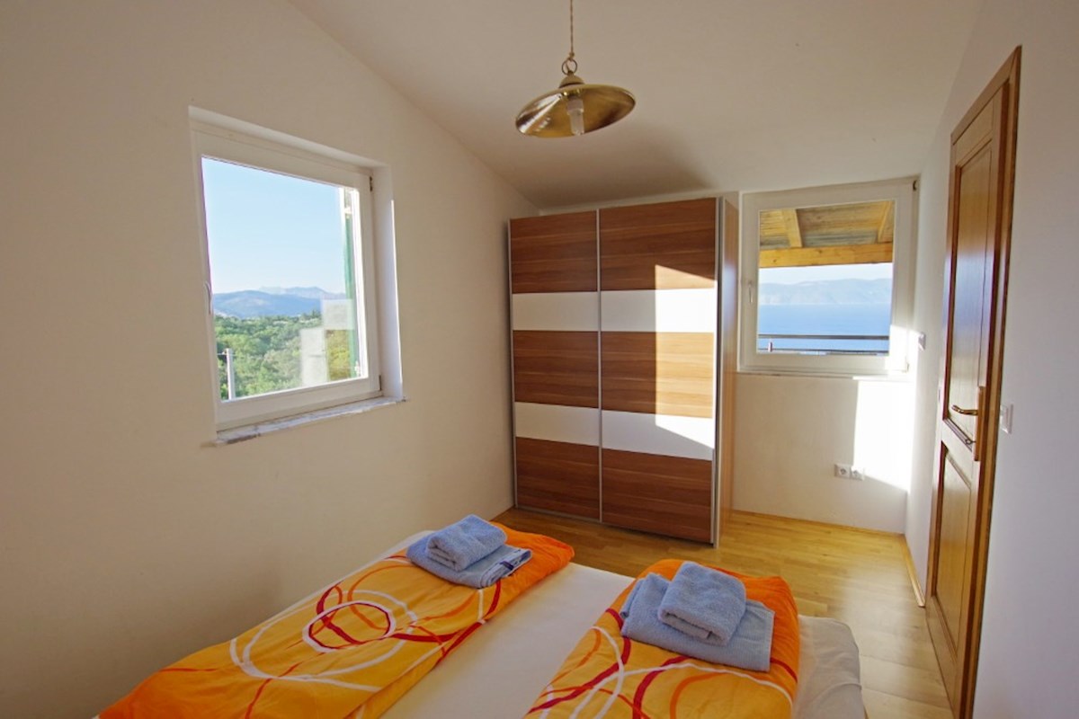 Istra, neposredna bližina Labina. Samostojna vila z devetimi apartmaji, bazenom, 1500 metrov od morja.