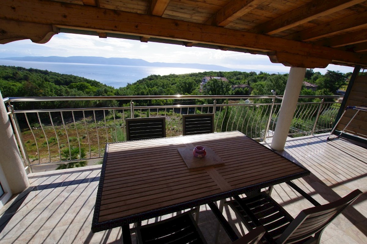 Istra, neposredna bližina Labina. Samostojna vila z devetimi apartmaji, bazenom, 1500 metrov od morja.