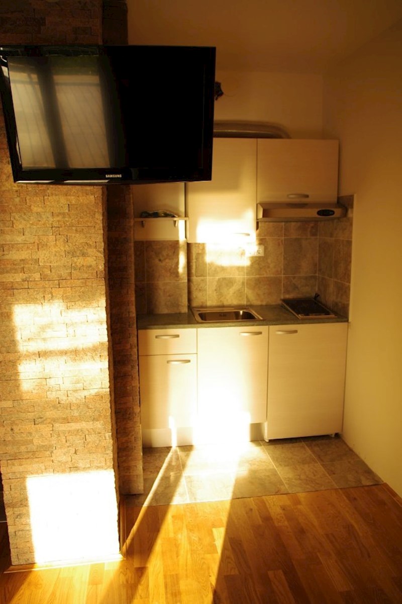 Istra, neposredna bližina Labina. Samostojna vila z devetimi apartmaji, bazenom, 1500 metrov od morja.