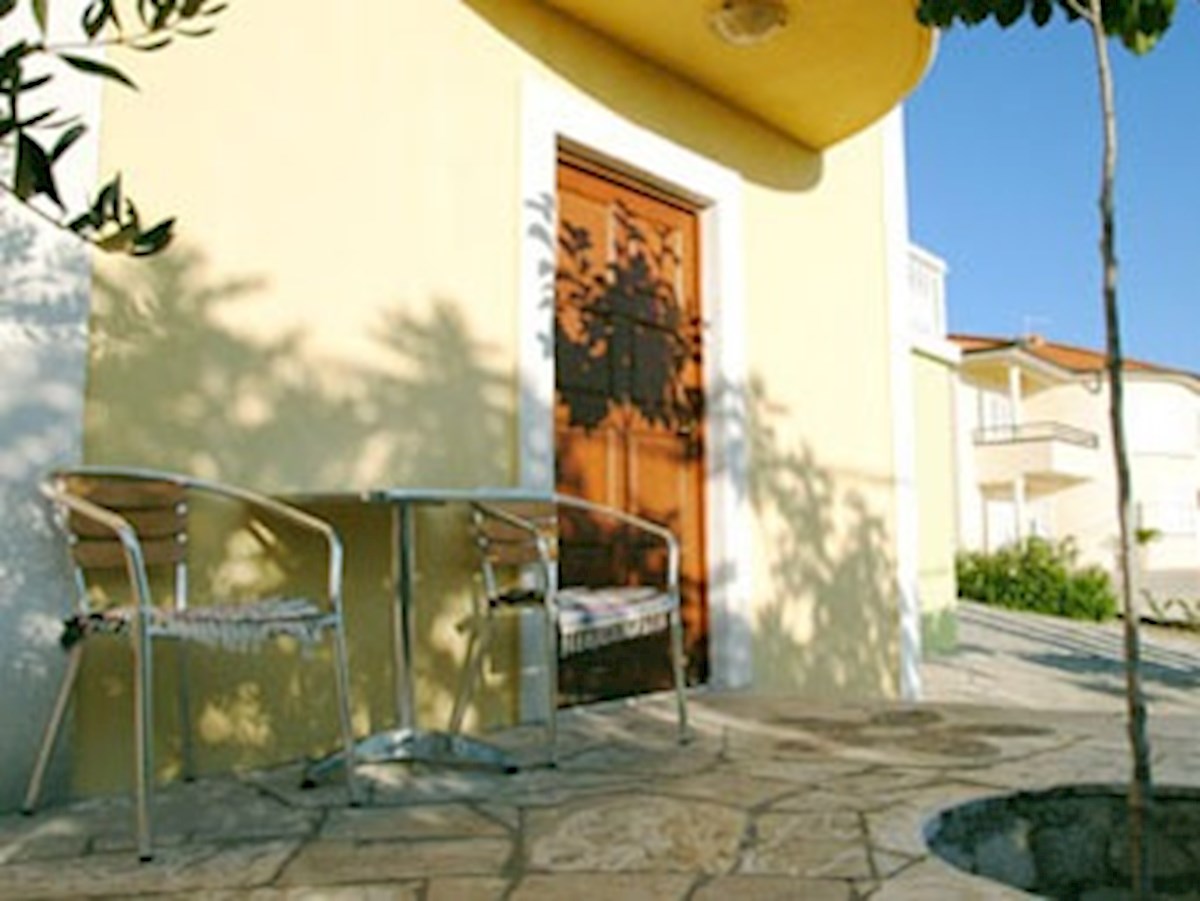 Istra, neposredna bližina Labina. Samostojna vila z devetimi apartmaji, bazenom, 1500 metrov od morja.