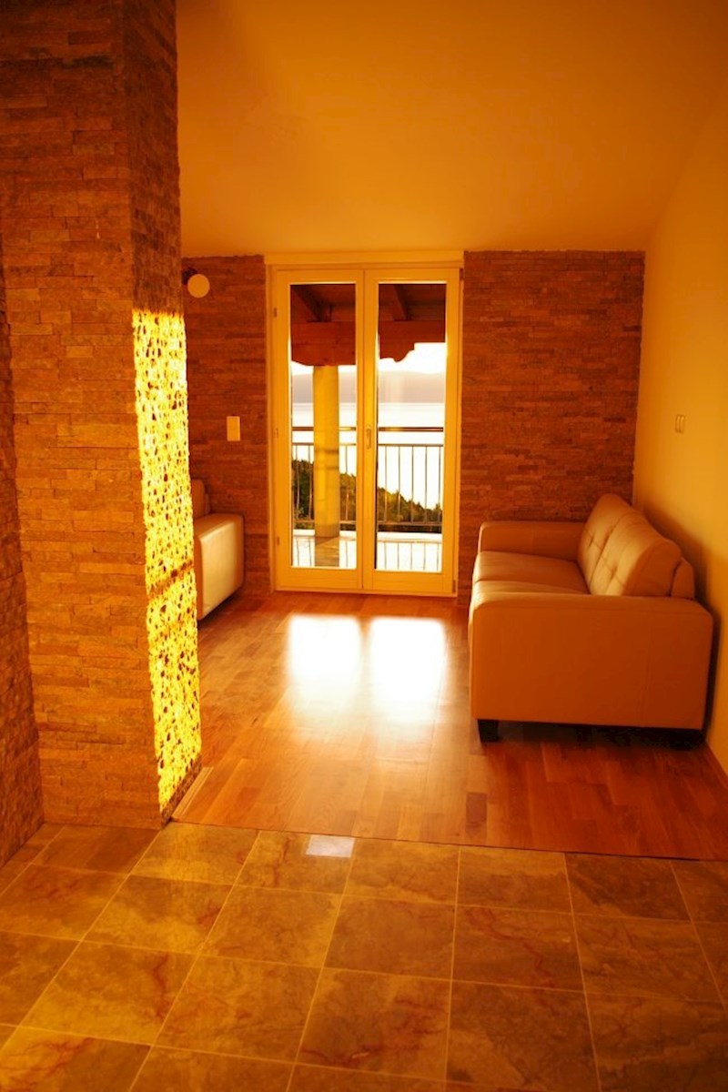 Istra, neposredna bližina Labina. Samostojna vila z devetimi apartmaji, bazenom, 1500 metrov od morja.