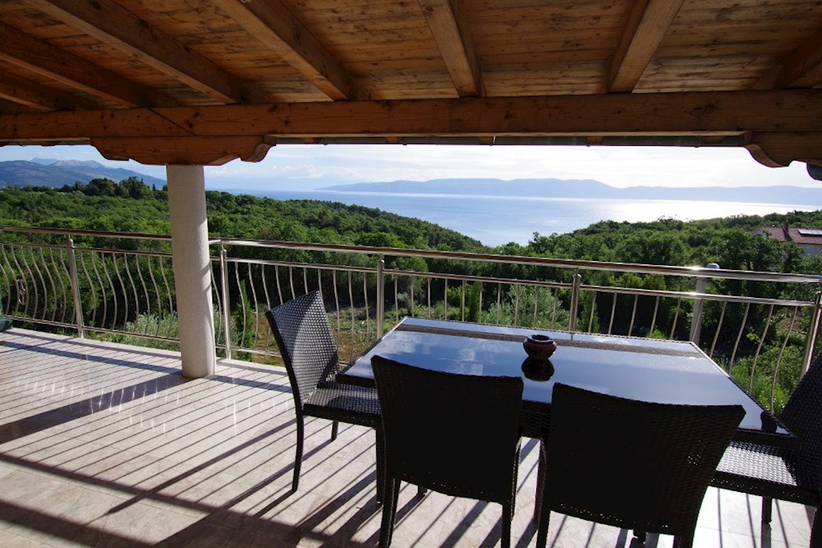 Istra, neposredna bližina Labina. Samostojna vila z devetimi apartmaji, bazenom, 1500 metrov od morja.