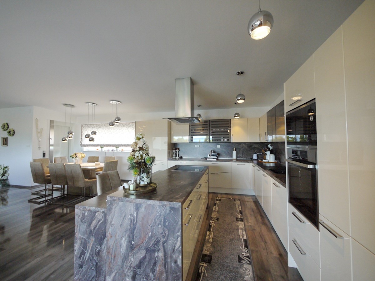 Malinska. Penthouse stanovanje z dvigalom in vrtom v novi luksuzni vili, 70 m od morja.