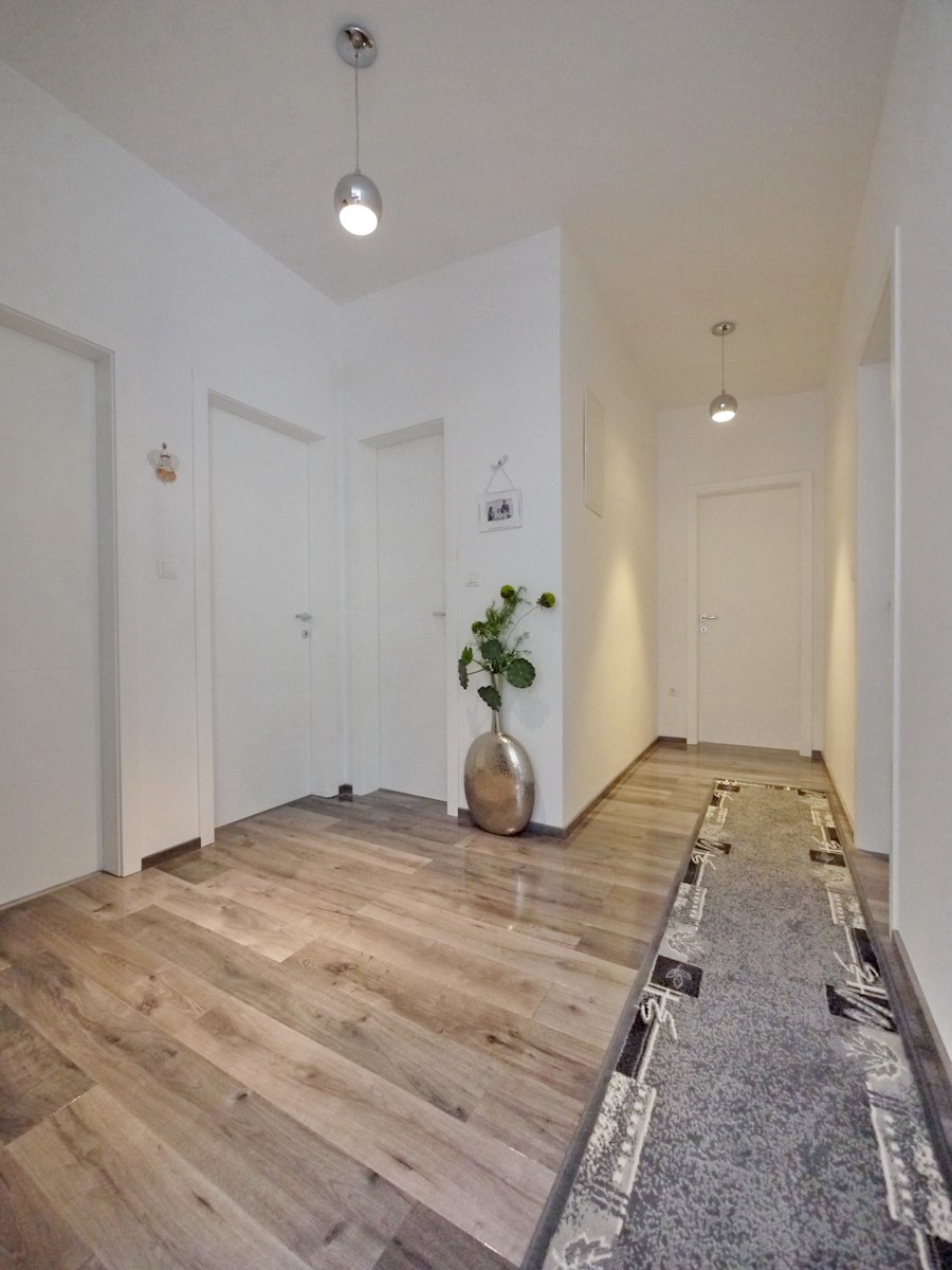 Malinska. Penthouse stanovanje z dvigalom in vrtom v novi luksuzni vili, 70 m od morja.