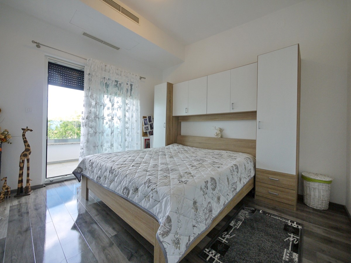 Malinska. Penthouse stanovanje z dvigalom in vrtom v novi luksuzni vili, 70 m od morja.
