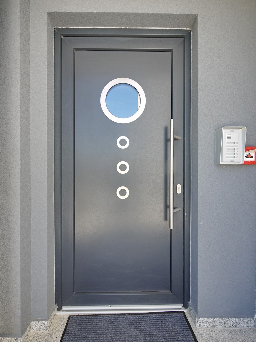Malinska. Penthouse stanovanje z dvigalom in vrtom v novi luksuzni vili, 70 m od morja.