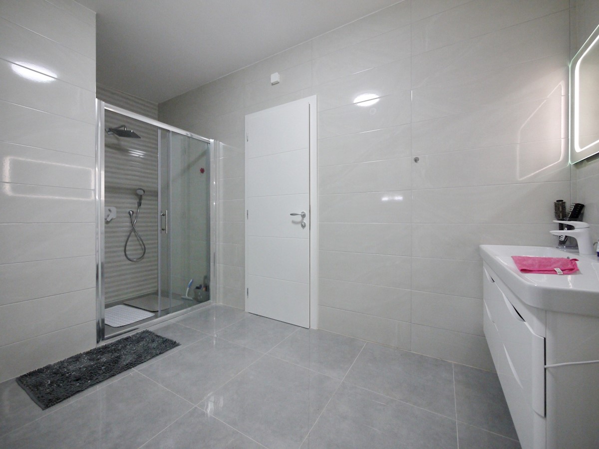 Malinska. Penthouse stanovanje z dvigalom in vrtom v novi luksuzni vili, 70 m od morja.