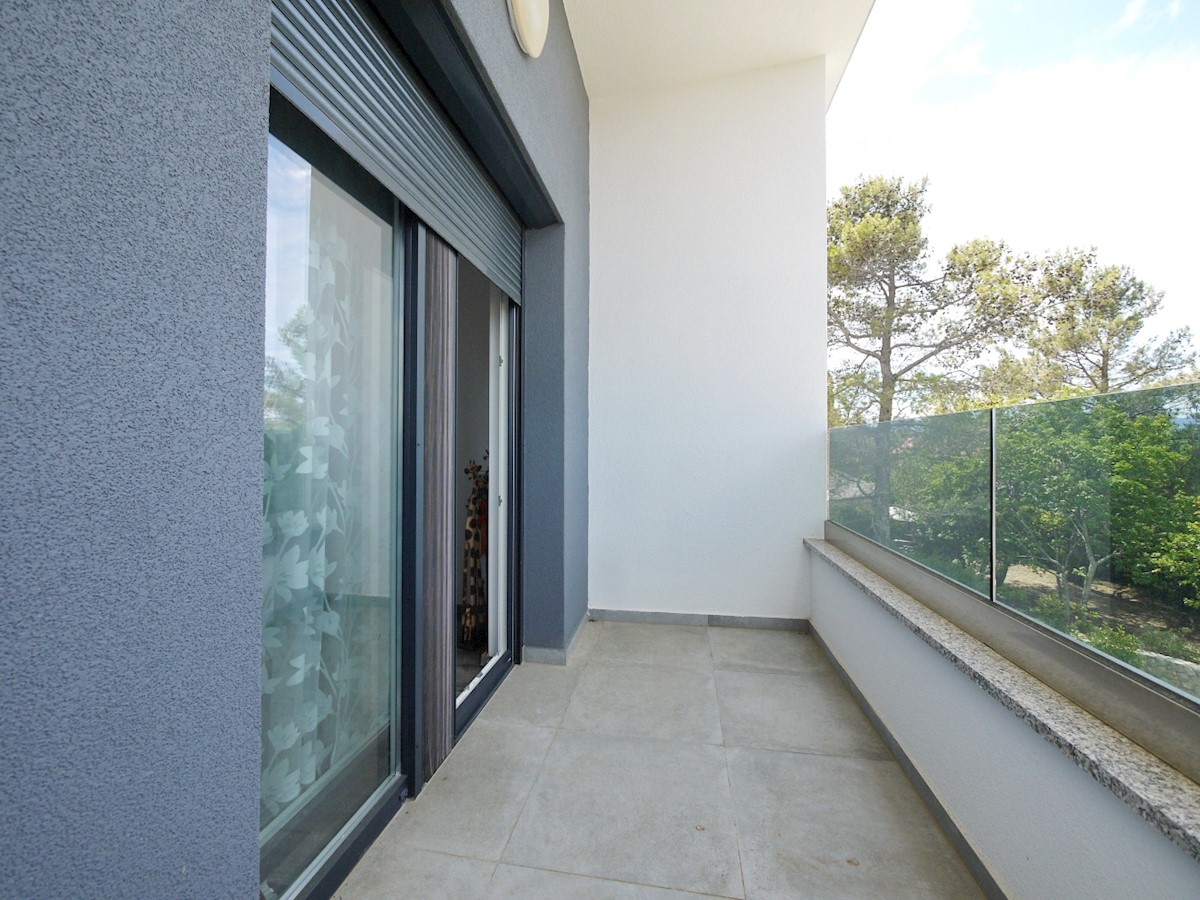 Malinska. Penthouse stanovanje z dvigalom in vrtom v novi luksuzni vili, 70 m od morja.