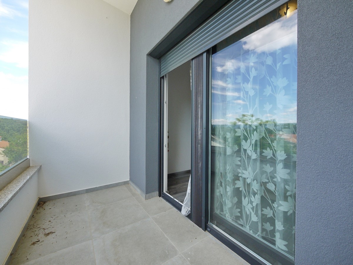 Malinska. Penthouse stanovanje z dvigalom in vrtom v novi luksuzni vili, 70 m od morja.