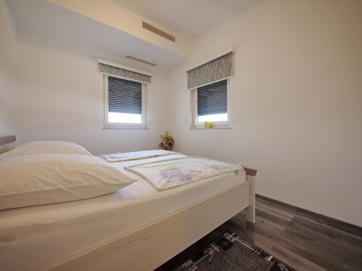 Malinska. Penthouse stanovanje z dvigalom in vrtom v novi luksuzni vili, 70 m od morja.