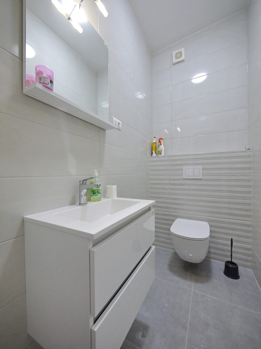 Malinska. Penthouse stanovanje z dvigalom in vrtom v novi luksuzni vili, 70 m od morja.