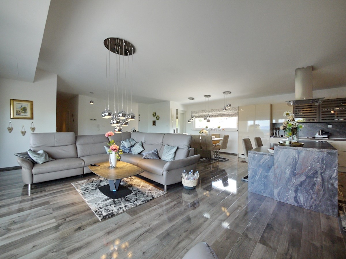 Malinska. Penthouse stanovanje z dvigalom in vrtom v novi luksuzni vili, 70 m od morja.