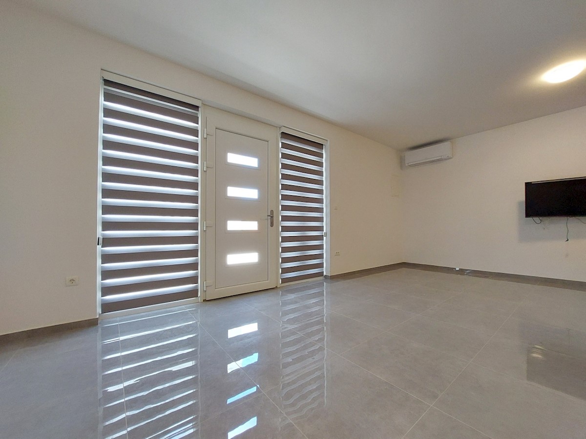 Malinska. Penthouse stanovanje z dvigalom in vrtom v novi luksuzni vili, 70 m od morja.