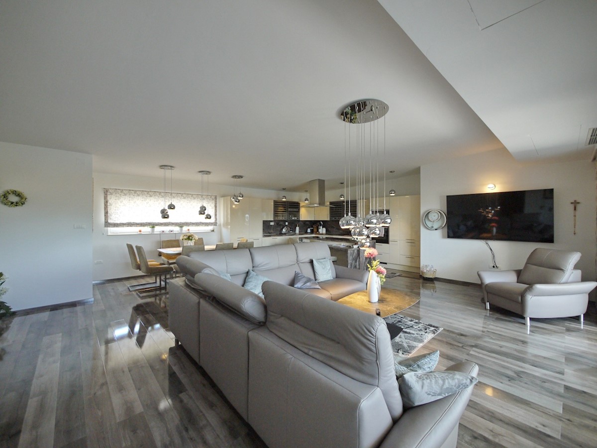 Malinska. Penthouse stanovanje z dvigalom in vrtom v novi luksuzni vili, 70 m od morja.