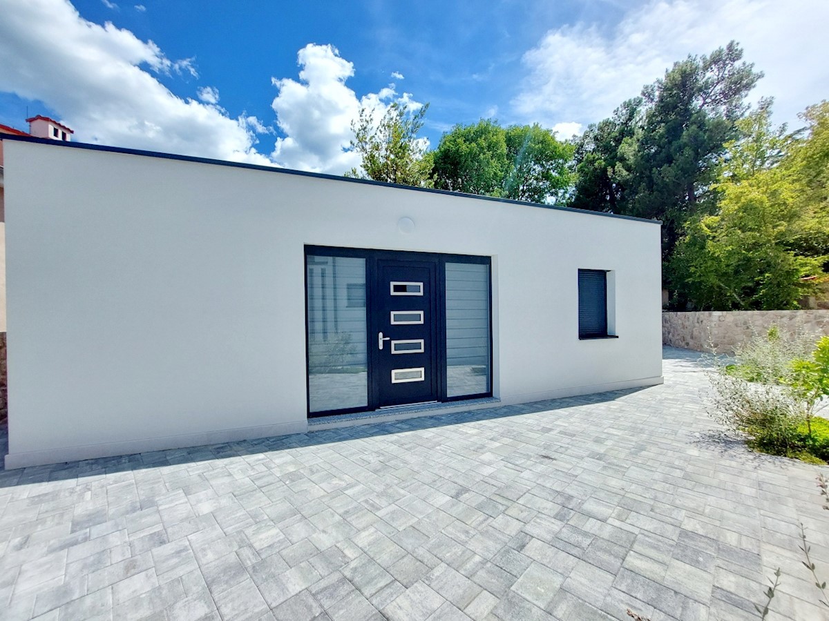 Malinska. Penthouse stanovanje z dvigalom in vrtom v novi luksuzni vili, 70 m od morja.
