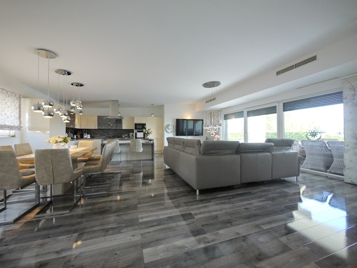 Malinska. Penthouse stanovanje z dvigalom in vrtom v novi luksuzni vili, 70 m od morja.