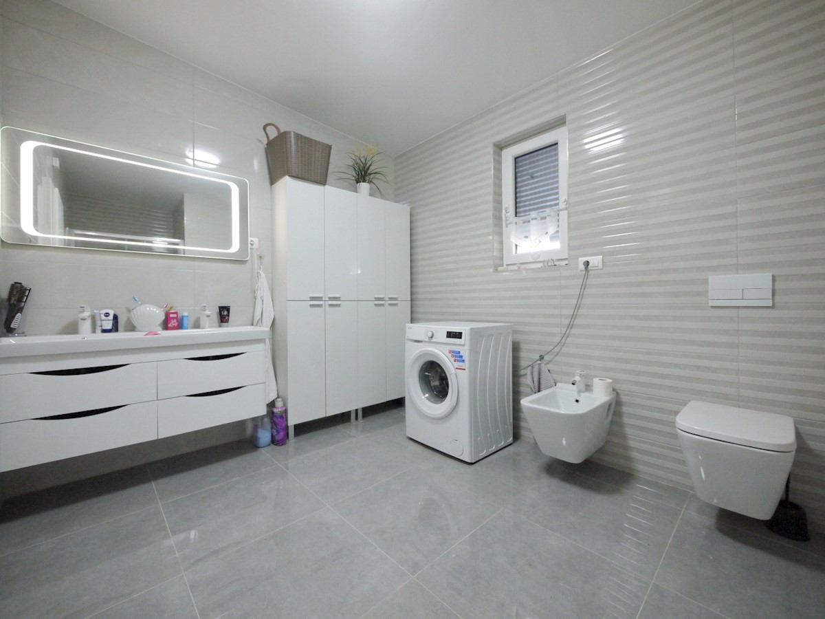 Malinska. Penthouse stanovanje z dvigalom in vrtom v novi luksuzni vili, 70 m od morja.