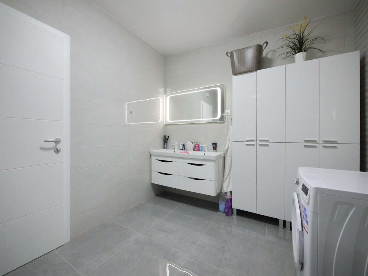Malinska. Penthouse stanovanje z dvigalom in vrtom v novi luksuzni vili, 70 m od morja.